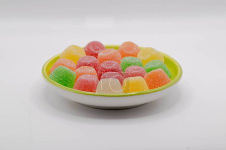 Foto de Los dulces de colores en un plato aislado sobre fondo blanco - Imagen libre de derechos