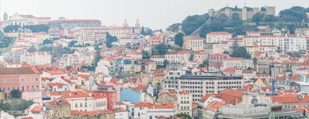 Téléchargez les photos : L'horizon de Lisbonne par une journée pluvieuse et brumeuse. - en image libre de droit