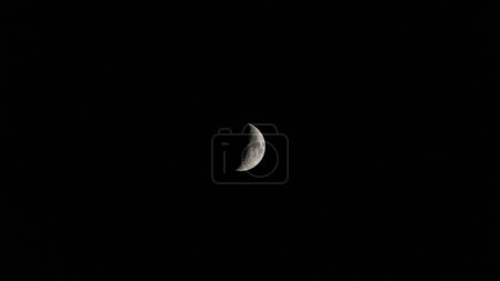 Téléchargez les photos : Demi-lune par une nuit noire froide - en image libre de droit