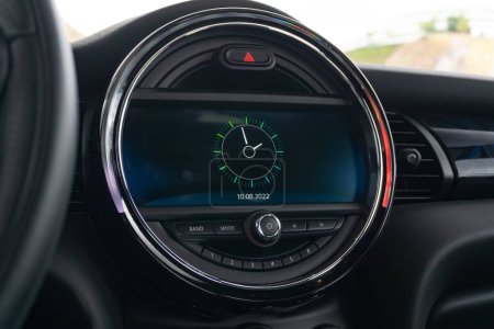 Foto de Un sistema de infoentretenimiento Mini Cooper S y un volante con un reloj en pantalla - Imagen libre de derechos