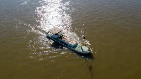 Foto de Una toma aérea de una barcaza de draga que elimina la arena del río en la superficie del mar tranquilo - Imagen libre de derechos