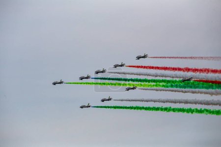 Téléchargez les photos : Une vue aérienne des avions militaires volant et laissant de la fumée après eux avec les couleurs du drapeau italien - en image libre de droit