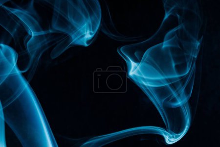 Téléchargez les photos : Un fond d'écran de fumée bleue sur fond noir - en image libre de droit