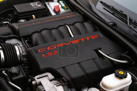 Téléchargez les photos : Un gros plan du capot moteur Corvette C6 Grand Sport, noir avec lettrage Corvette rouge. - en image libre de droit
