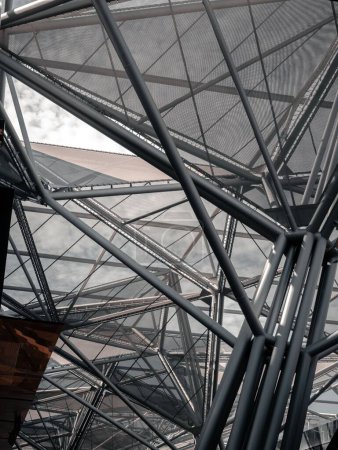 Téléchargez les photos : Plan vertical d'une structure métallique en Italie - en image libre de droit