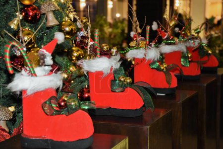 Foto de Fresco colorido verde rojo brillante adornos de Navidad decoraciones alineadas simulan - Imagen libre de derechos