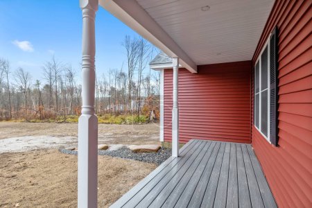 Téléchargez les photos : Le porche d'une maison contemporaine et moderne de style ranch dans la campagne - en image libre de droit