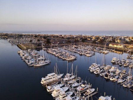 Téléchargez les photos : Vue aérienne d'un port au lever du soleil. - en image libre de droit