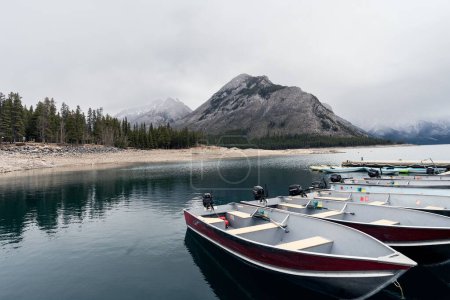 Foto de Una vista panorámica de los barcos en el tranquilo lago Minnewanka en Alberta, Canadá - Imagen libre de derechos
