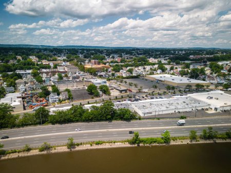 Téléchargez les photos : Une vue aérienne de la ville de North Arlington, l'arrondissement du comté de Bergen dans le New Jersey par une journée ensoleillée, avec la rivière Passaic le long de la route - en image libre de droit