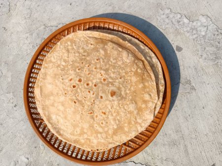 Téléchargez les photos : Chapati, également connu sous les noms roti, rotli, safati, shabaati, phulka, chapo, poli et roshi. Utilisation de farine de blé faire roti, dans le plat, utilisé quotidiennement manger en Inde - en image libre de droit