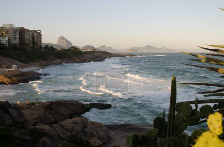Foto de Una hermosa foto de la playa de Ipanema con el océano ondulado en Río de Janeiro. - Imagen libre de derechos