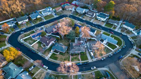 Foto de Una vista aérea de Long Island - un barrio suburbano durante un hermoso amanecer - Imagen libre de derechos