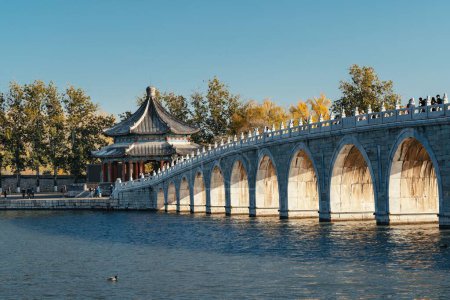Foto de El puente de diecisiete arcos de Shi Qi Kong Qiao en un día soleado en el distrito de Haidian, Beijing, China - Imagen libre de derechos
