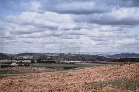 Téléchargez les photos : Une vue panoramique de la ville d'Ulverston par une journée nuageuse à Cumbria, Furness, Angleterre - en image libre de droit