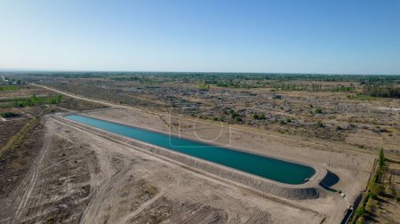 Foto de Vista aérea del depósito de agua artificial para riego agrícola - Imagen libre de derechos