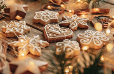 Téléchargez les photos : Photo en gros plan de biscuits de Noël en pain d'épice sur des planches de bois - en image libre de droit