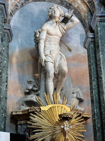 Foto de Un plano vertical de la estatua de San Sebastián en Sant 'Agnese en la iglesia Agone en Roma, Italia - Imagen libre de derechos