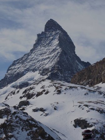 Téléchargez les photos : La montagne enneigée du Cervin, station de ski des Alpes suisses, avec un sommet enneigé en arrière-plan, par une froide journée d'hiver - en image libre de droit