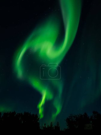 Foto de El emocionante espectáculo de luces verdes Aurora boreal en el cielo sobre Islandia - Imagen libre de derechos