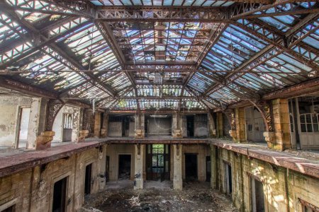 Téléchargez les photos : Immeuble de bureaux abandonné d'une ancienne aciérie à Hayange, en France, après le déclin de la sidérurgie locale - en image libre de droit