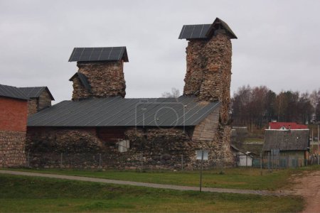 Téléchargez les photos : Ruines du château de Krevo. Les ruines d'une grande tour défensive à quatre niveaux dans le coin sud sous une reconstruction par une journée nuageuse. - en image libre de droit