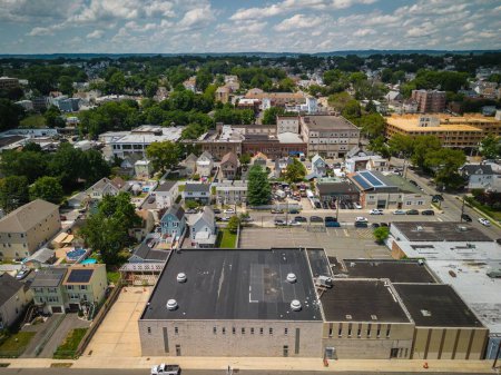 Téléchargez les photos : Une vue aérienne de la ville de North Arlington, l'arrondissement dans le comté de Bergen dans le New Jersey par une journée ensoleillée - en image libre de droit