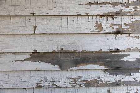 Téléchargez les photos : Peinture extérieure de maison peeling altérée - en image libre de droit