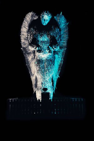 Téléchargez les photos : Une belle vue de la sculpture d'ange couteau recouvert de lumière bleue dans Barrow-in-Furness - en image libre de droit