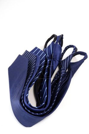 Foto de Una toma vertical de un grupo de corbatas de poliéster azul aisladas sobre un fondo blanco. - Imagen libre de derechos