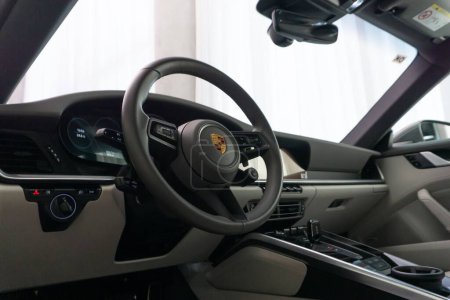 Téléchargez les photos : Un gros plan du volant Porsche 911 Turbo. - en image libre de droit