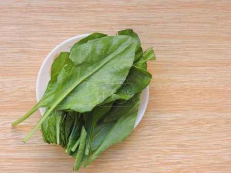 Foto de Las hojas de espinaca son un vegetal comestible común que se consume fresco o después del almacenamiento.. - Imagen libre de derechos