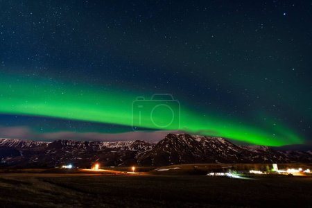Foto de Encantadora vista de las verdes auroras boreales sobre el campo tranquilo, Islandia - Imagen libre de derechos