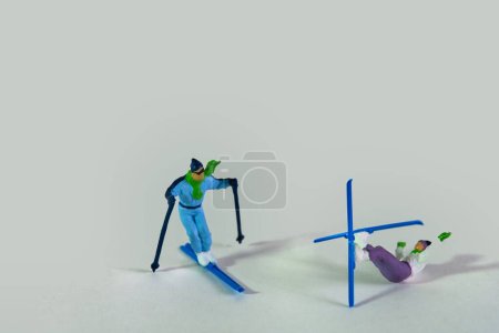 Téléchargez les photos : Plan rapproché de figurines miniatures de skieurs isolés sur fond blanc - en image libre de droit