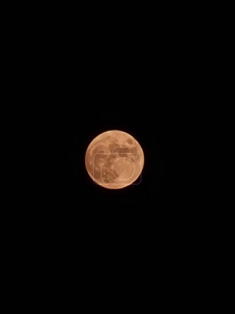 Foto de La luna roja en un cielo siciliano - Imagen libre de derechos