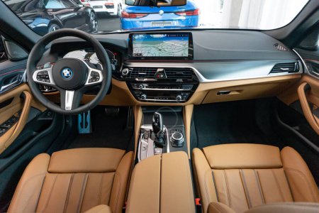 Téléchargez les photos : Une vue de tableau de bord BMW 530e avec cuir marron - en image libre de droit
