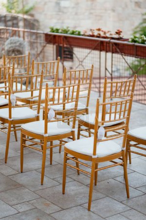 Foto de Muchas sillas blancas alineadas para que los invitados celebren la fiesta, tiro vertical - Imagen libre de derechos