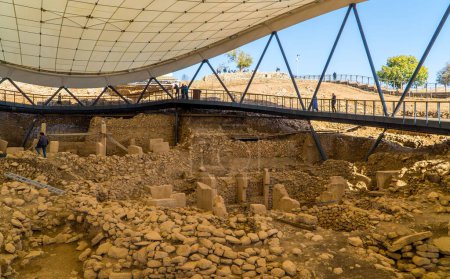 Foto de El sitio arqueológico de Gobeklitepe cerca de Urfa en Turquía, bajo el refugio de excavación arqueológica, en un día soleado - Imagen libre de derechos