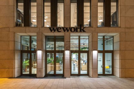 Téléchargez les photos : Entrée du bâtiment Wework la nuit, Francfort-sur-le-Main - en image libre de droit