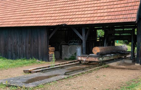 Foto de Un aserradero para el procesamiento de madera en el museo al aire libre en Straznice en la región sur de Moravia de la República Checa - Imagen libre de derechos