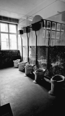 Foto de Una vista a escala de grises de los baños en el campo de concentración de Auschwitz en Oswiecim, Polonia - Imagen libre de derechos