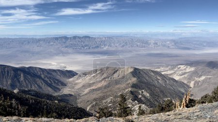 Téléchargez les photos : Un haut-angle de la vallée de la Mort avec Panamint vont de piste de pointe télescope - en image libre de droit