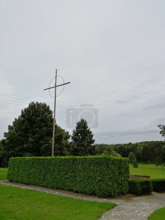 Téléchargez les photos : Plan vertical d'une statue en croix commémorative de Lidice aux enfants victimes de la Seconde Guerre mondiale dans un parc - en image libre de droit