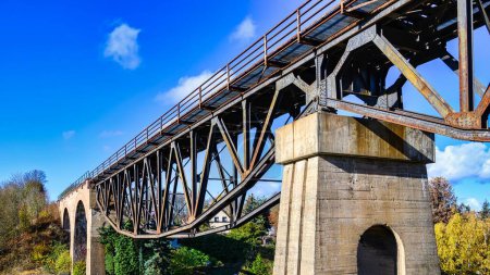 Téléchargez les photos : Vue sur le viaduc de Mansfeld un pont ferroviaire en Saxe Anhalt - en image libre de droit