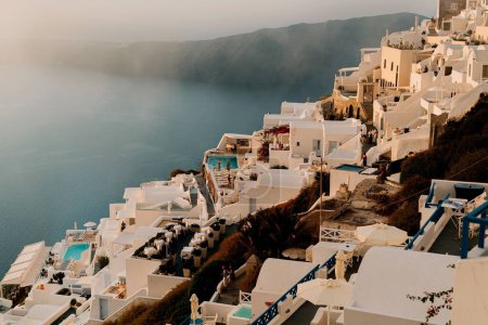 Foto de Una vista panorámica de la famosa isla de Santorini con sus edificios blancos - Imagen libre de derechos