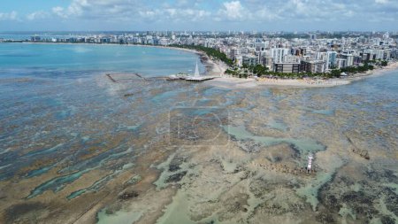 Téléchargez les photos : Vue aérienne de la plage de Praia de Ponta Verde au Brésil avec la ville de Maceio en arrière-plan - en image libre de droit
