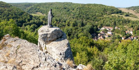 Téléchargez les photos : Statue de Vierge Marie surplombant le village dans un paysage boisé verdoyant à la fin de l'été - en image libre de droit