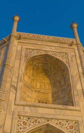 Foto de Un disparo vertical de la fachada del Taj Mahal en la India - Imagen libre de derechos