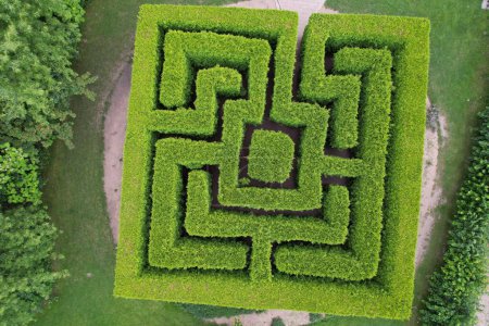 Téléchargez les photos : Vue aérienne d'un labyrinthe dans un jardin botanique en République tchèque - en image libre de droit