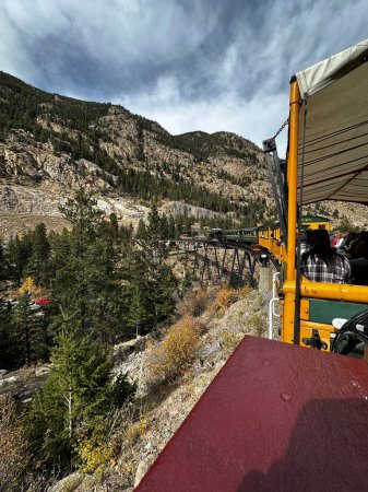 Foto de Tren a través de las montañas - Imagen libre de derechos